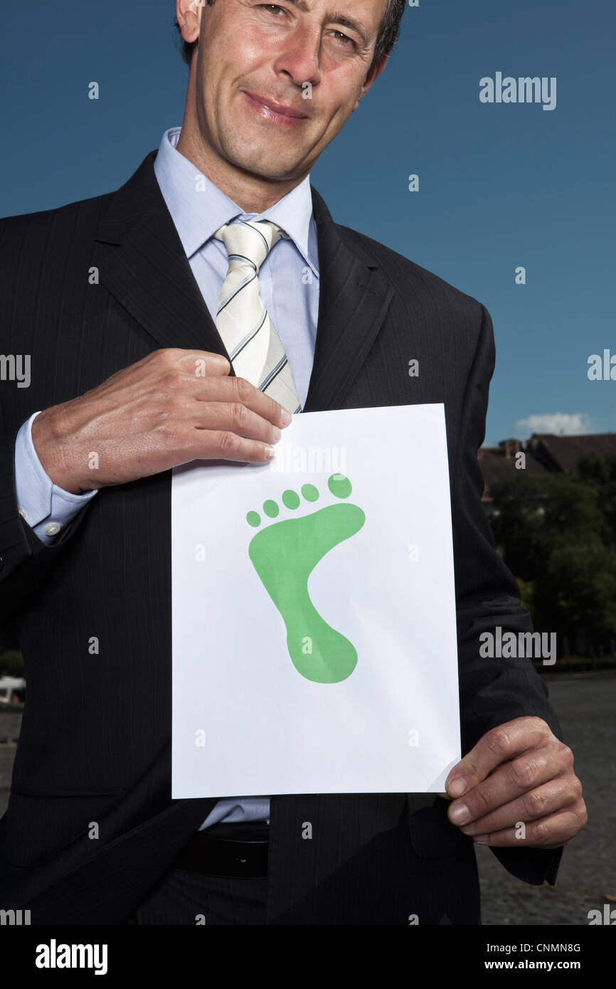 Imprenditore footprint di contenimento sulla carta Foto Stock