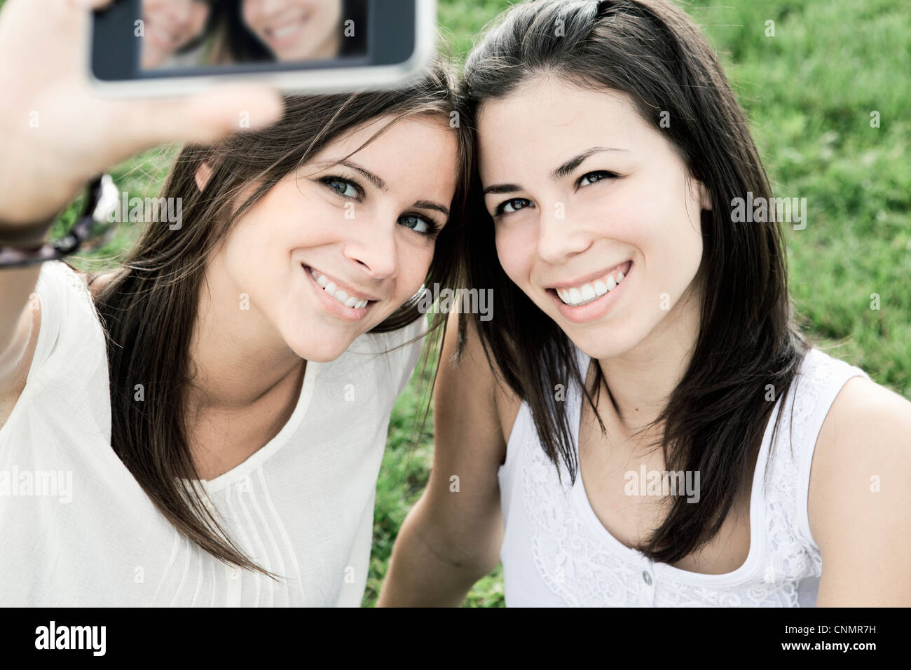 Le donne di scattare una foto di se stessi Foto Stock