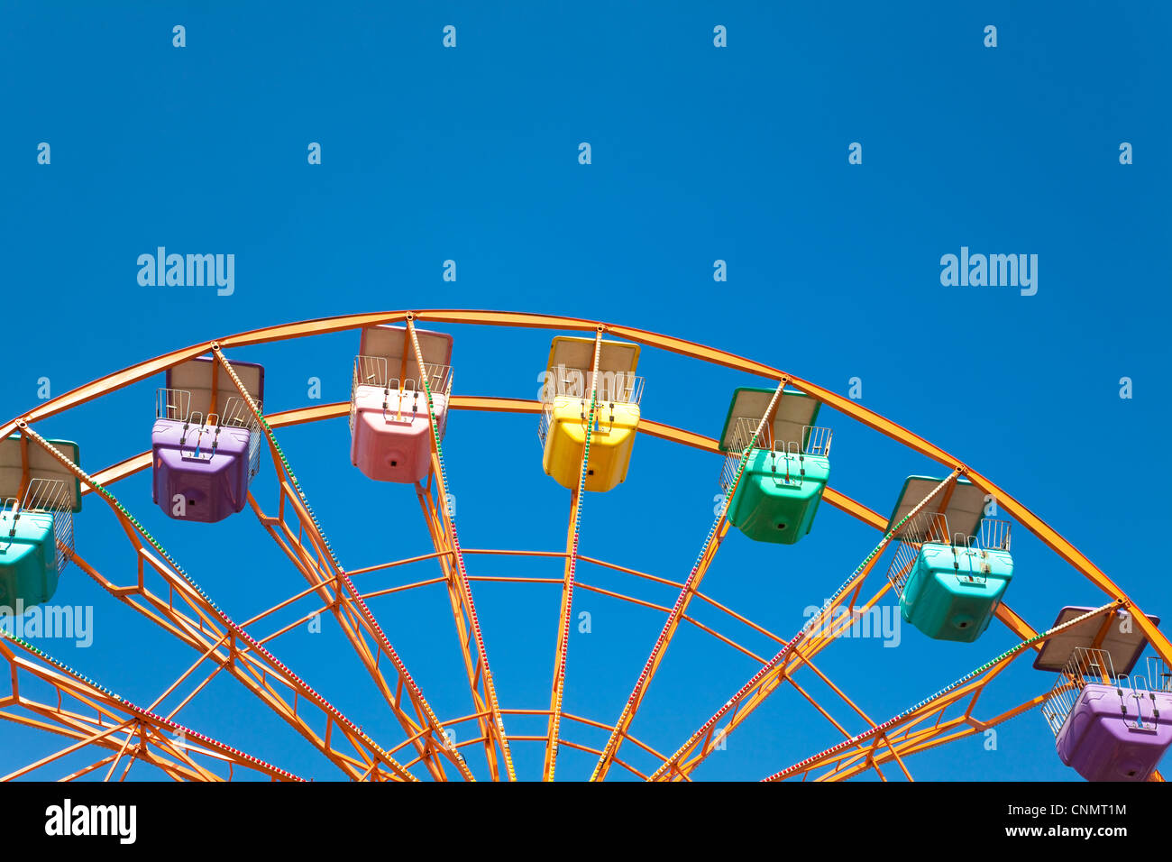 Ruota panoramica Ferris e il cielo blu sullo sfondo Foto Stock