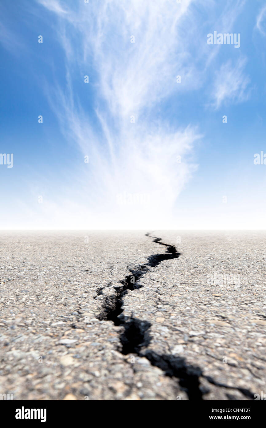 Strada incrinato con Sfondo nuvola Foto Stock