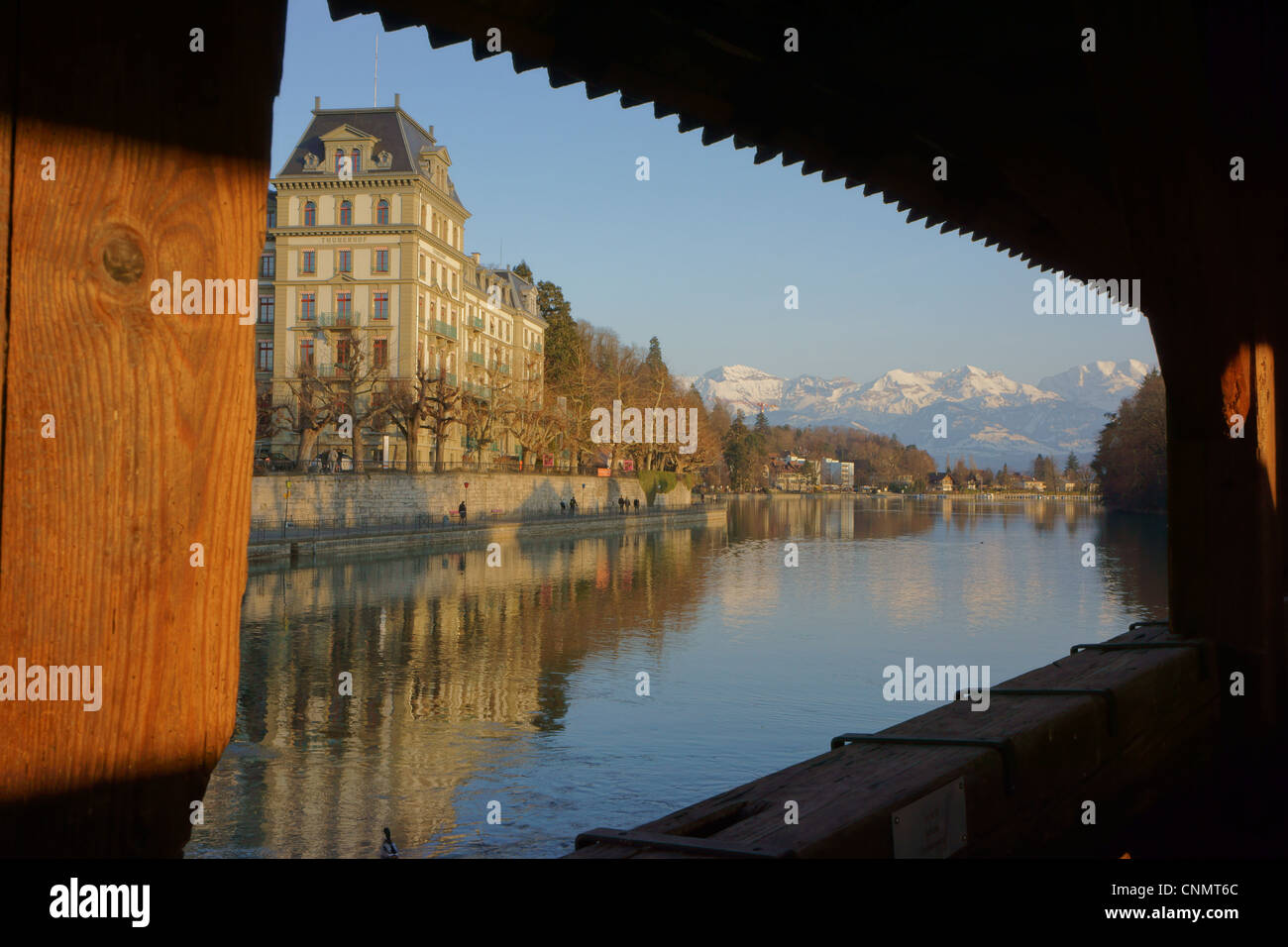 Alpi bernesi visto dal vecchio ponte coperto in legno sul fiume Aare, il lago di Thun, Svizzera Foto Stock