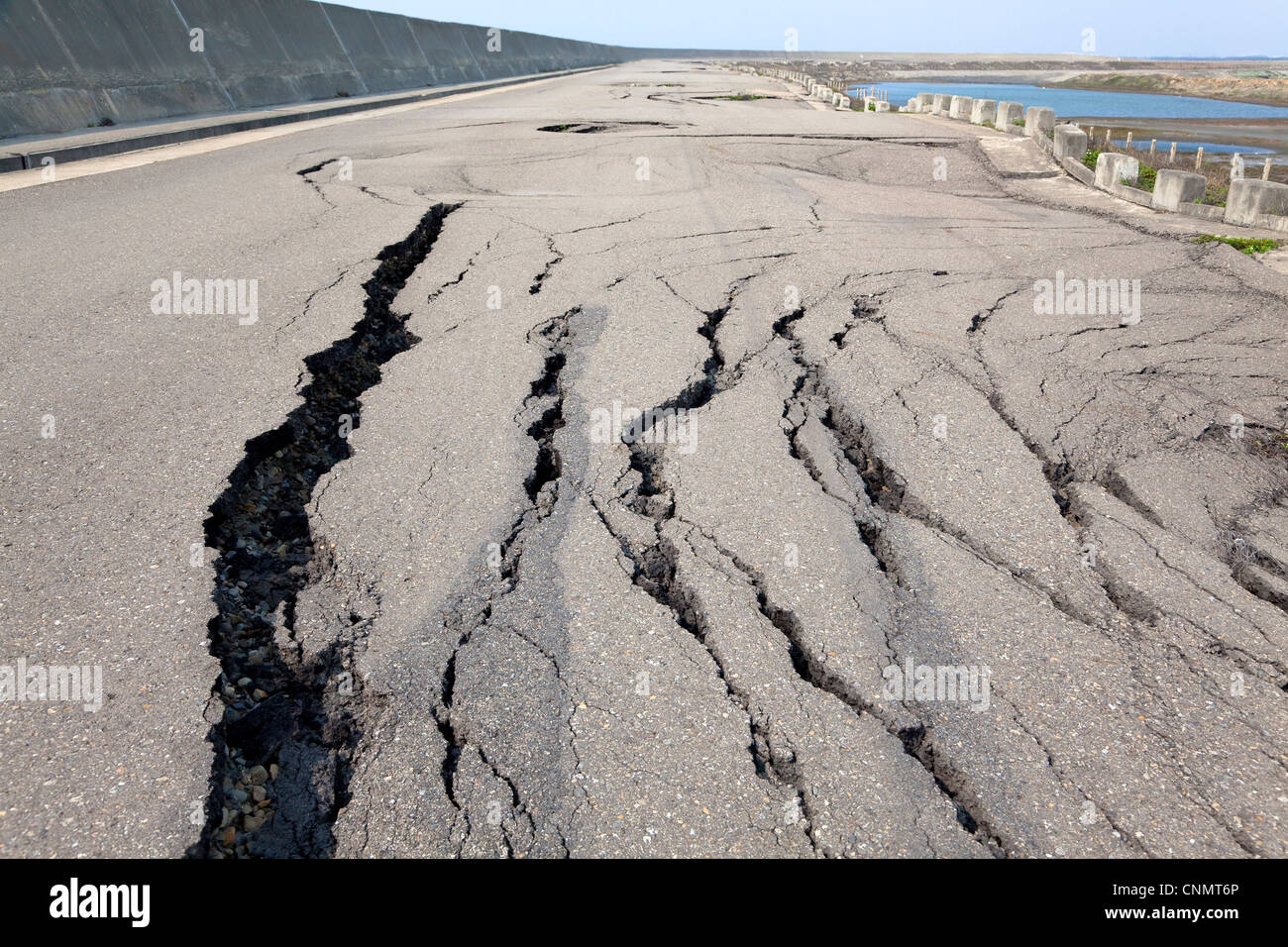 Il crollo e la strada incrinato Foto Stock