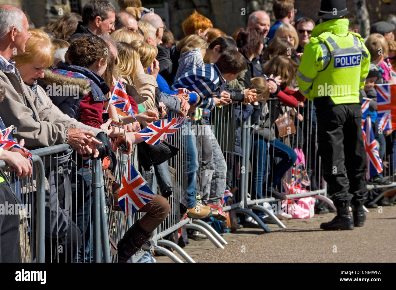 Folle di turisti che aspettano al sole durante il Visita della Regina a York North Yorkshire Inghilterra Regno Unito GB Gran Bretagna Foto Stock