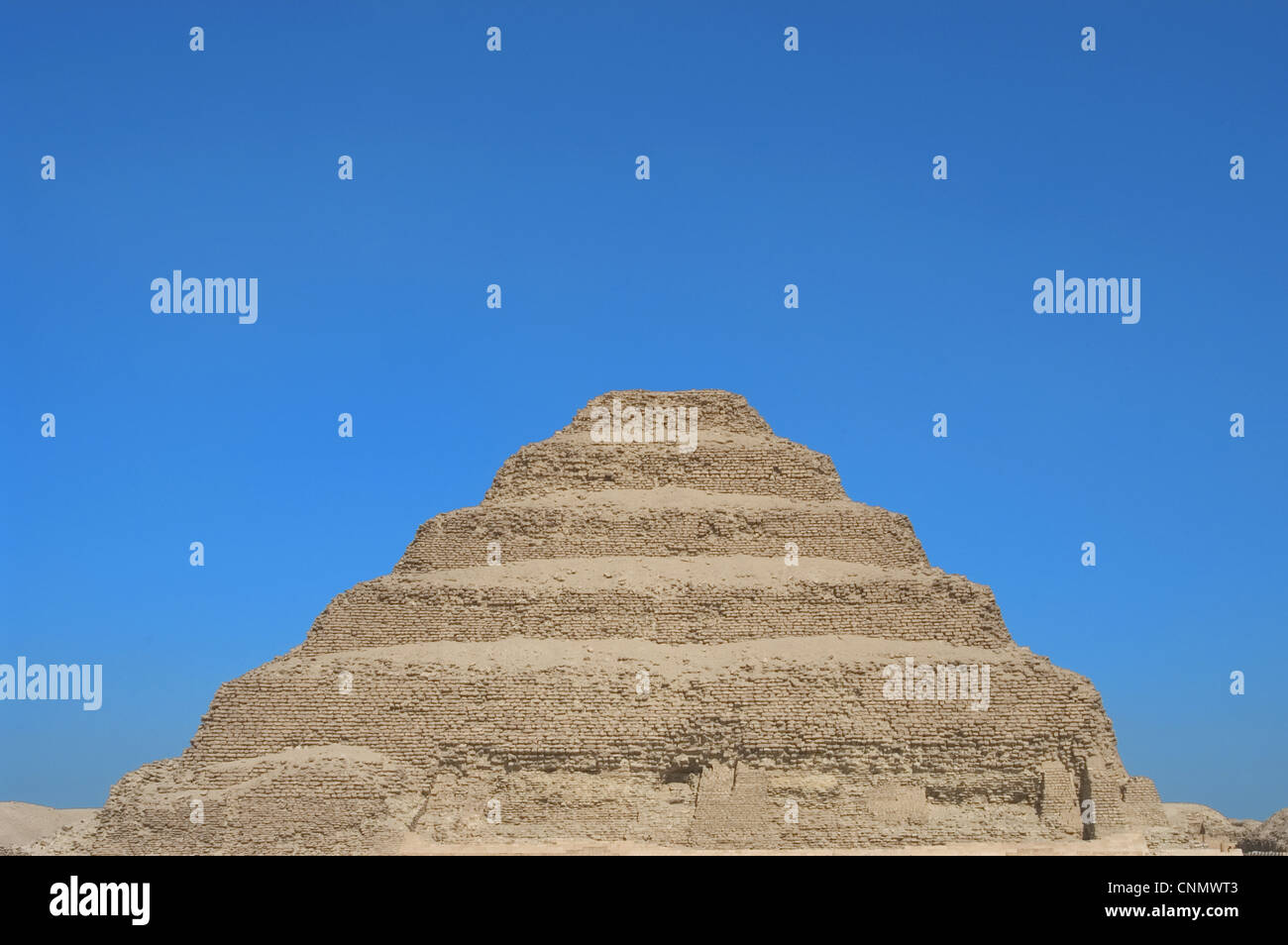 L'Egitto. Necropoli di Saqqara. La piramide di Djoser (Zoser) o passo piramide. Costruito da Imhotep. Terza dinastia. Antico Regno. Foto Stock