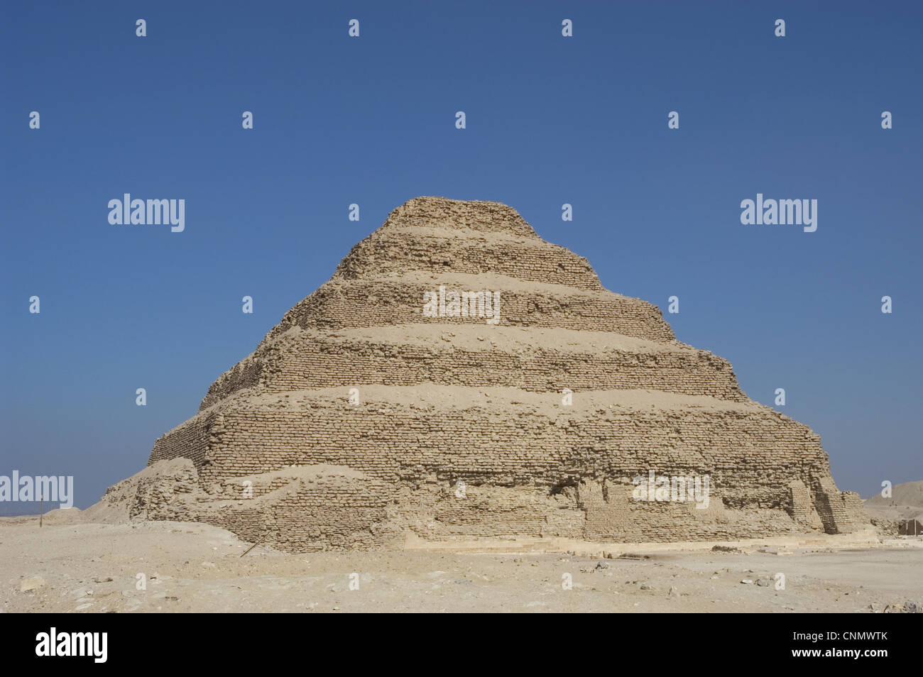L'Egitto. Necropoli di Saqqara. La piramide di Djoser (Zoser) o passo piramide. Costruito da Imhotep. Terza dinastia. Antico Regno. Foto Stock