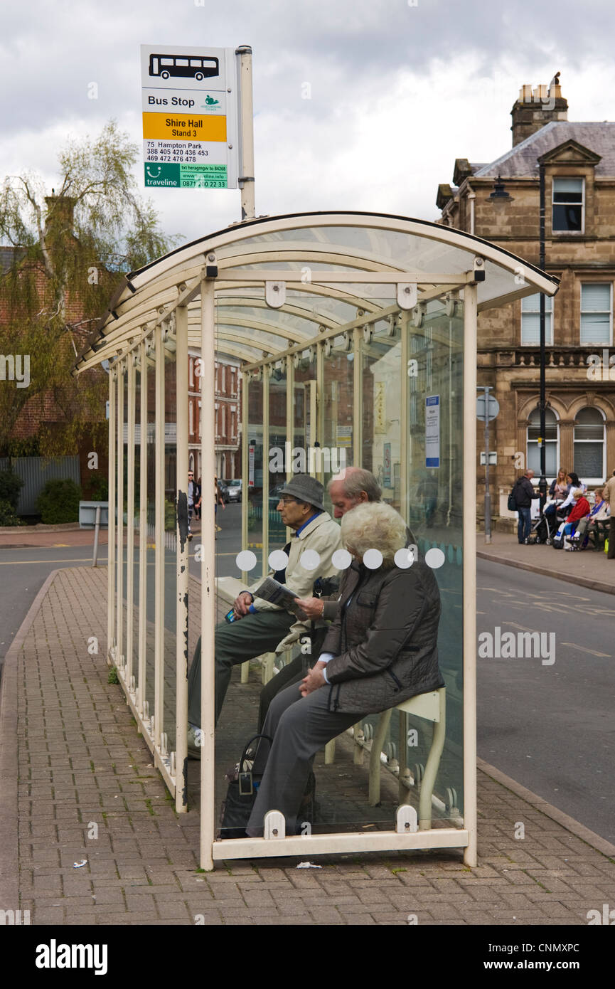 Gli anziani in attesa in bus rifugio nel centro della città di Hereford Herefordshire England Regno Unito Foto Stock