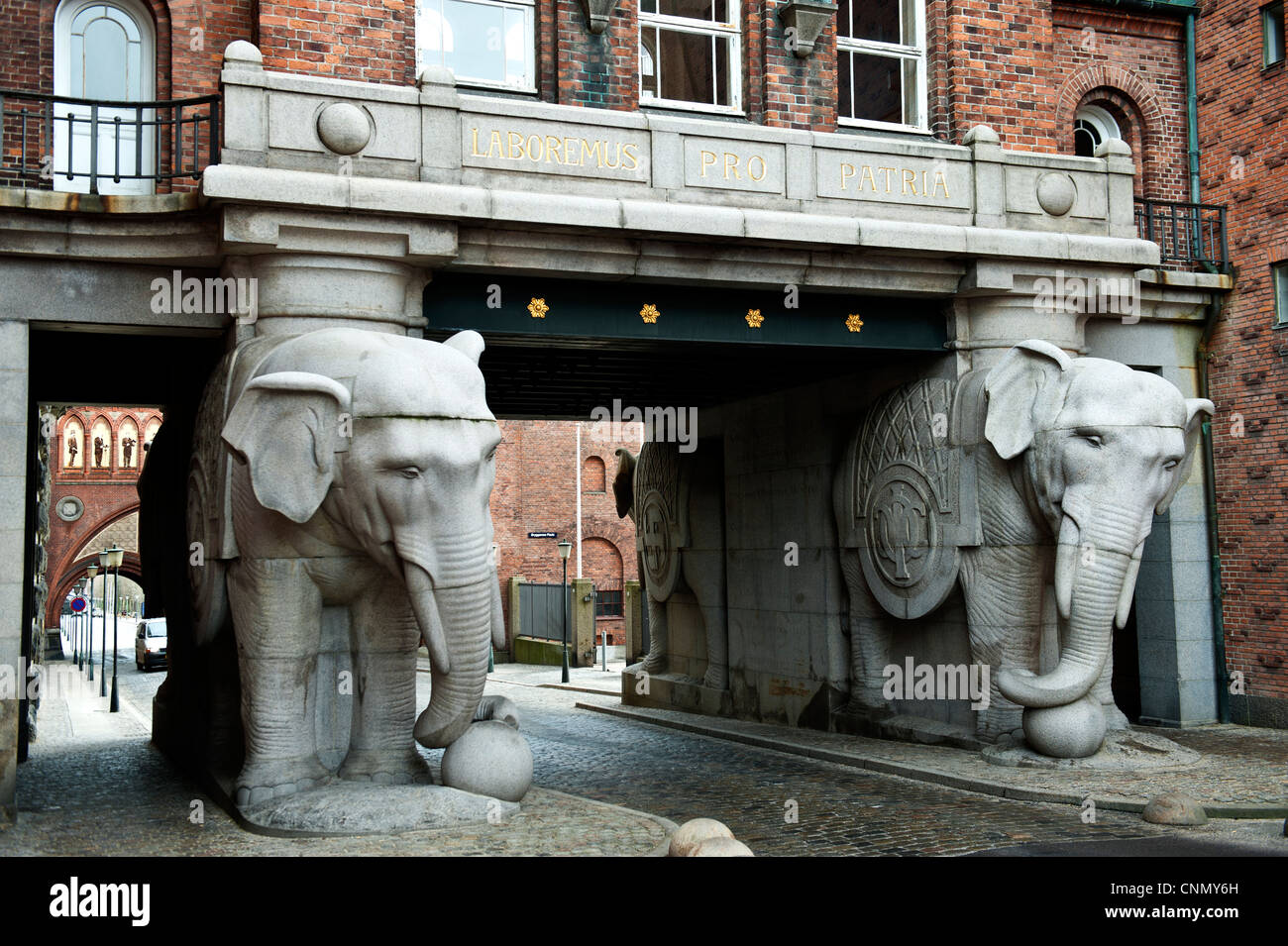 Sculture di elefanti su un edificio di impianto della birra Carlsberg a Copenhagen DANIMARCA Foto Stock