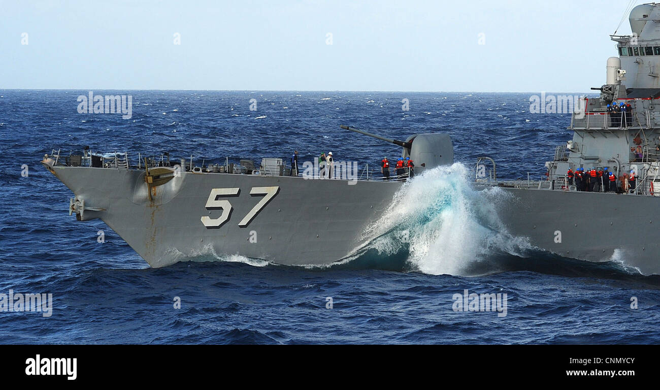 Il cacciatorpediniere guidato USS Mitscher (DDG 57) prende acqua pesante mentre si prepara per un rifornimento in mare. Mitscher è in corso per partecipare ai prossimi eventi della Fleet Week a New Orleans, la. Foto Stock