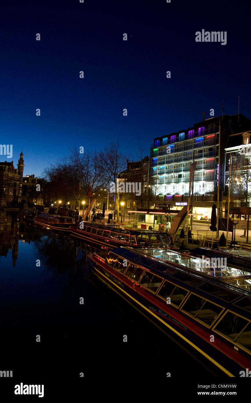 Amsterdam all'alba, con la vista del Canal Boat e park hotel dietro Foto Stock