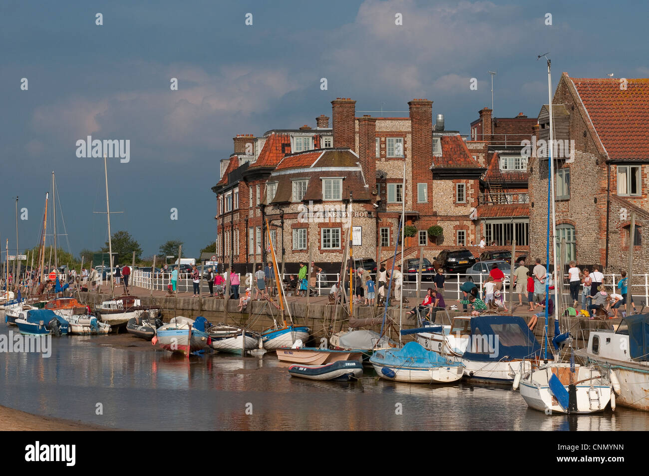 I vacanzieri e imbarcazioni al Blakeney, Norfolk, East Anglia, Inghilterra. Foto Stock