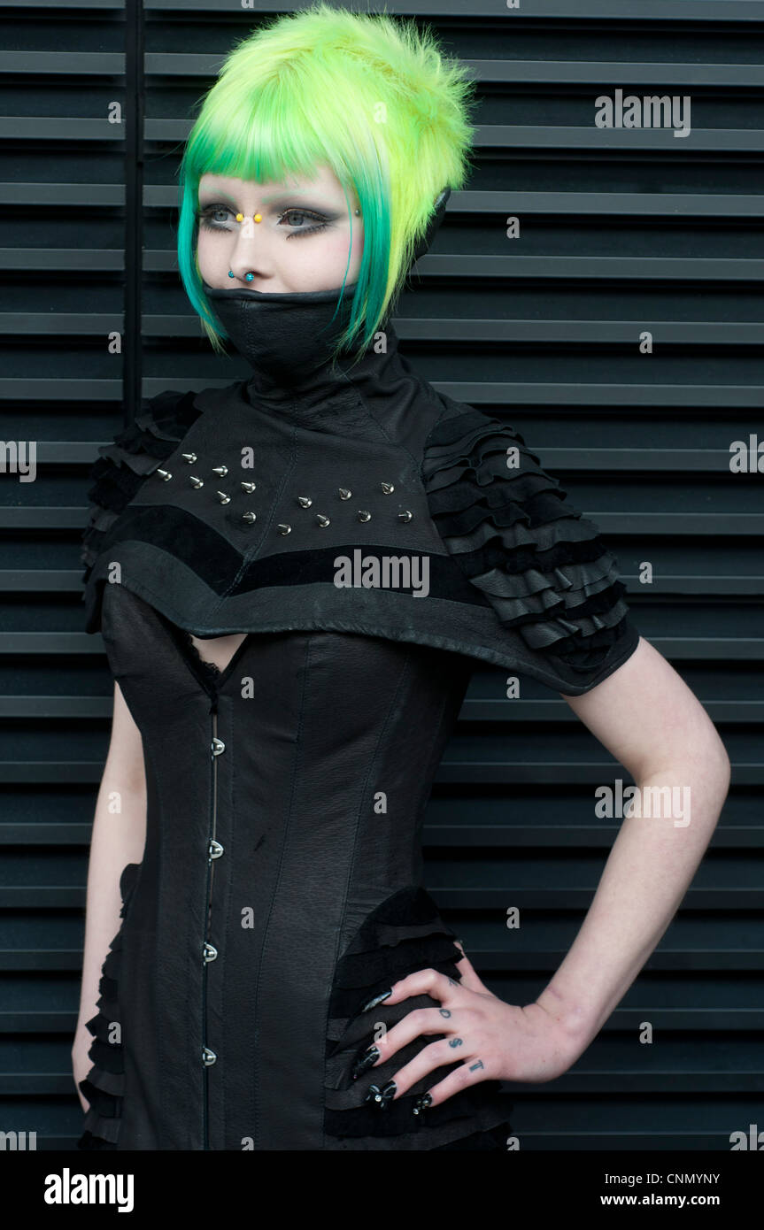 Londra Alternative Fashion Week. Modello con parrucca verde e piercing Foto Stock