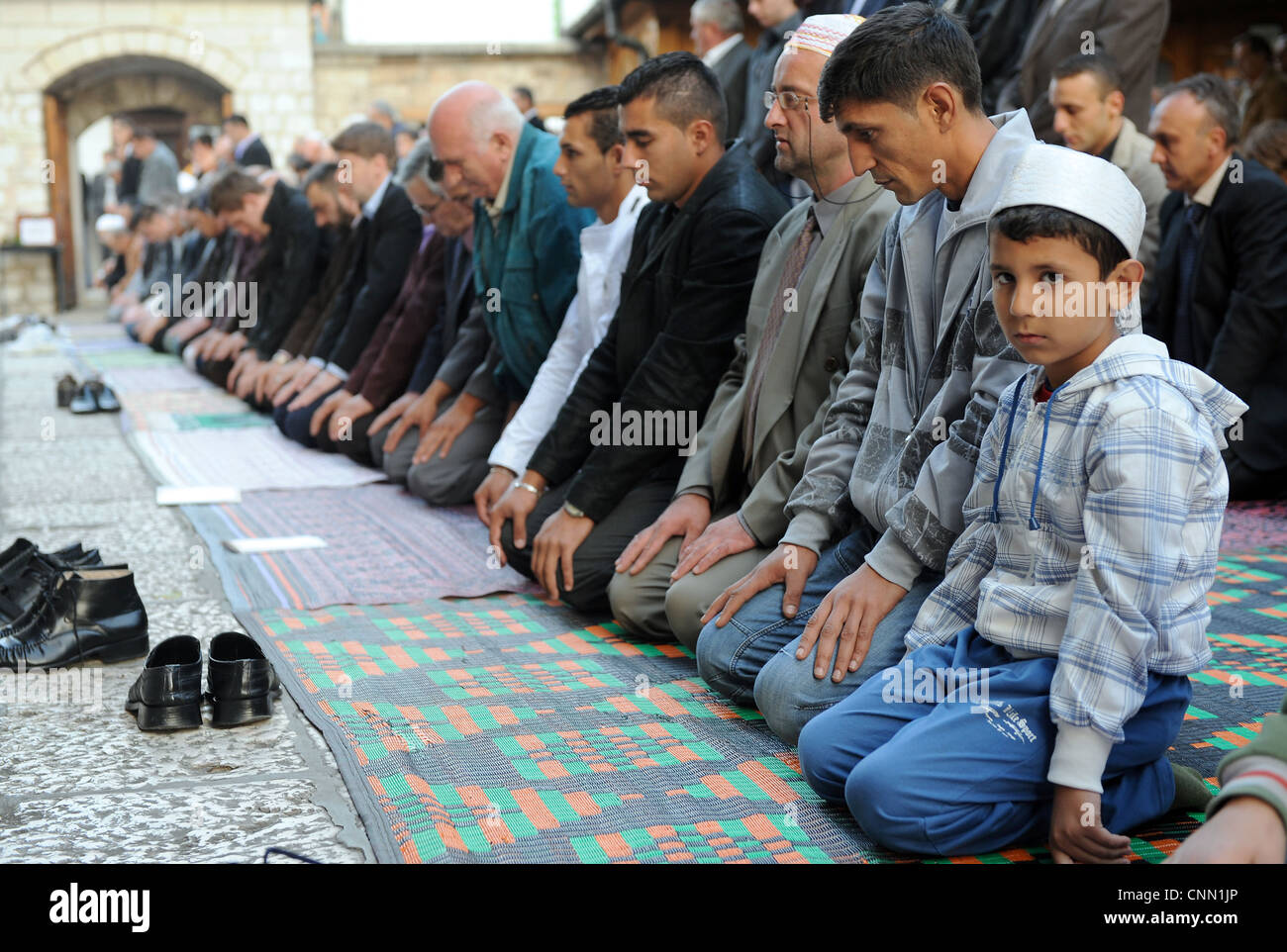 Musulmani bosniaci pregare a Sarajevo per celebrare il più grande religioso islamico holiday Eid al-Adha. Foto Stock