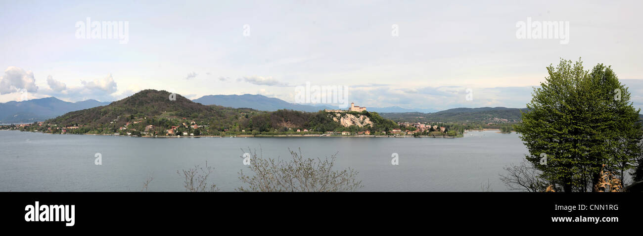 Vista panoramica di Angera e del lago Maggiore, Novara Foto Stock