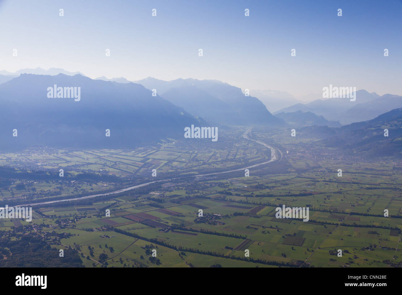 Vista sulla pianura di confine della Svizzera e del Liechtenstein nella nebbia di mattina velo con il fiume Reno Foto Stock
