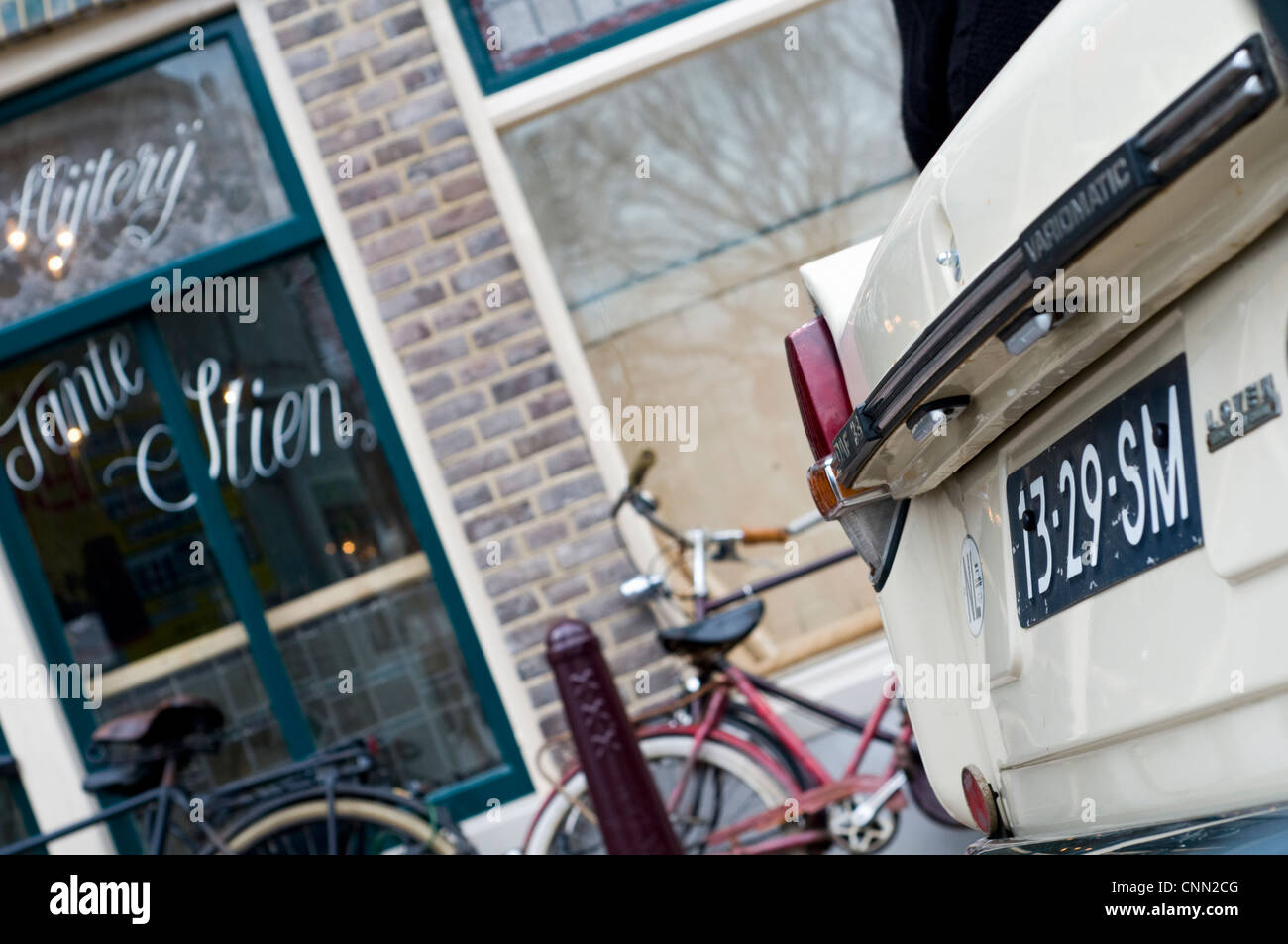 Una vecchia DAF auto e tre moto parcheggiata fuori un bar nei Paesi Bassi Foto Stock