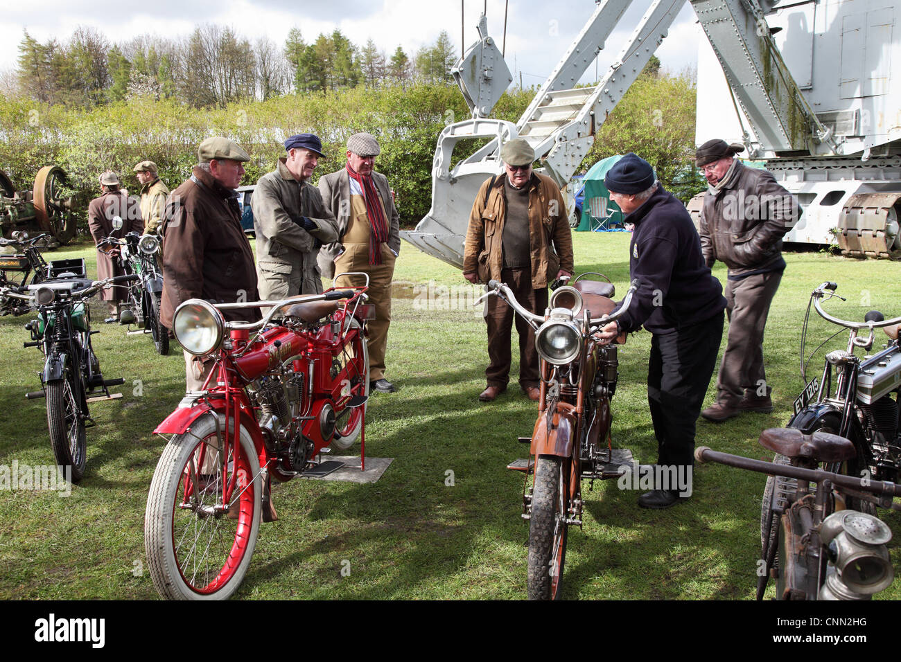Un gruppo di appassionati di moto d'epoca Nord dell Inghilterra Open Air Museum Beamish NE England Regno Unito Foto Stock
