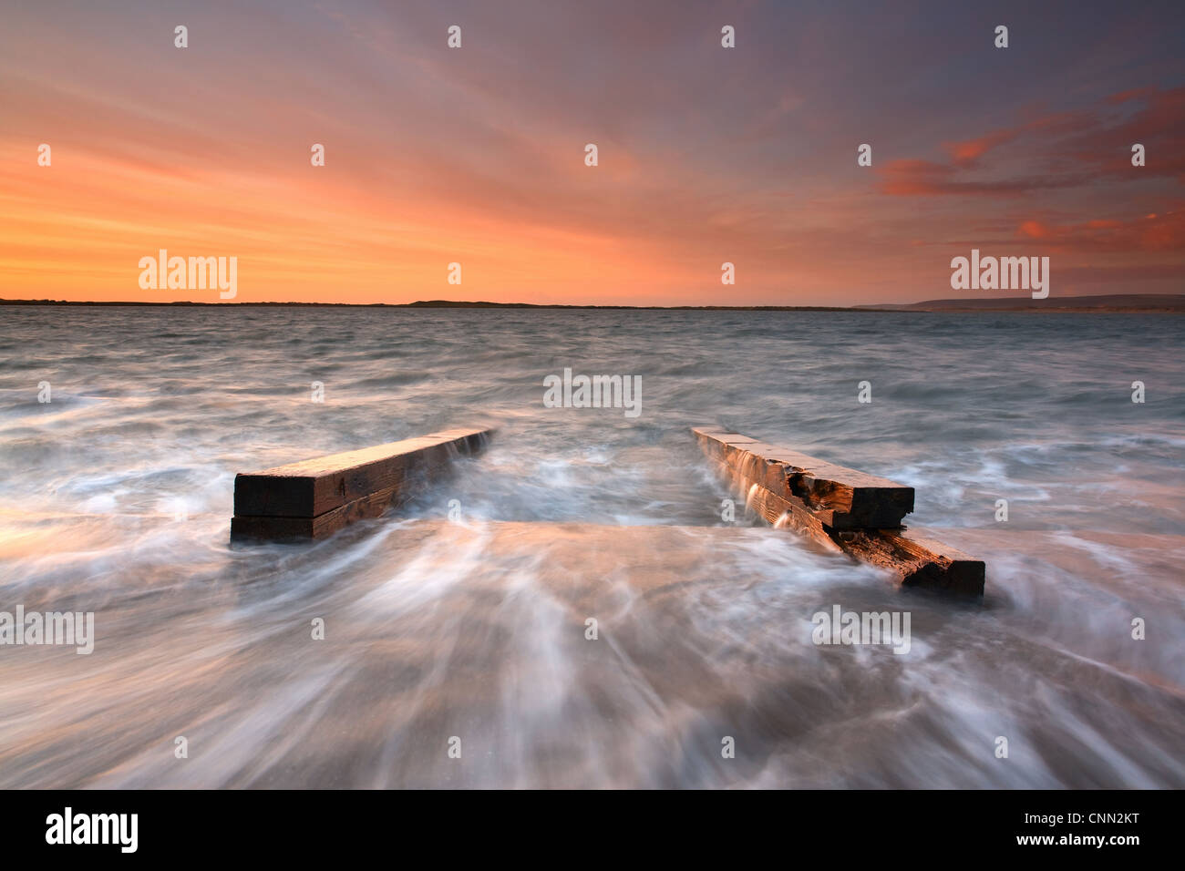 Rimane il costruttore di barche di uno scalo estuario quasi sommerso dalla marea tramonto fiume Torridge Watertown vicino a Appledore Nord Foto Stock