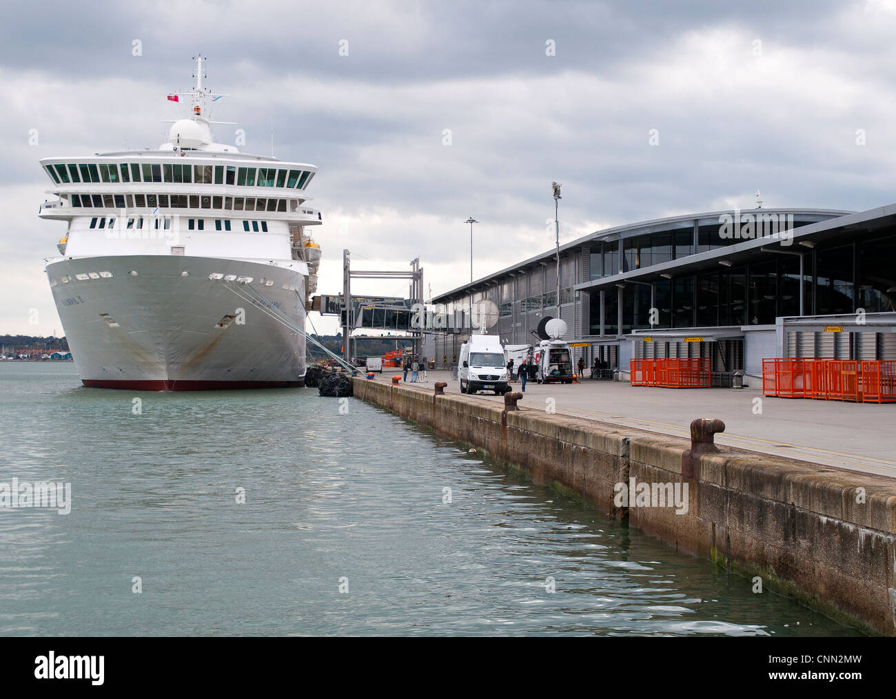 08. 04. 2012 Il Balmoral nave da crociera con partenza Southampton Ocean Terminal sul suo Titanic memorial cruise Foto Stock