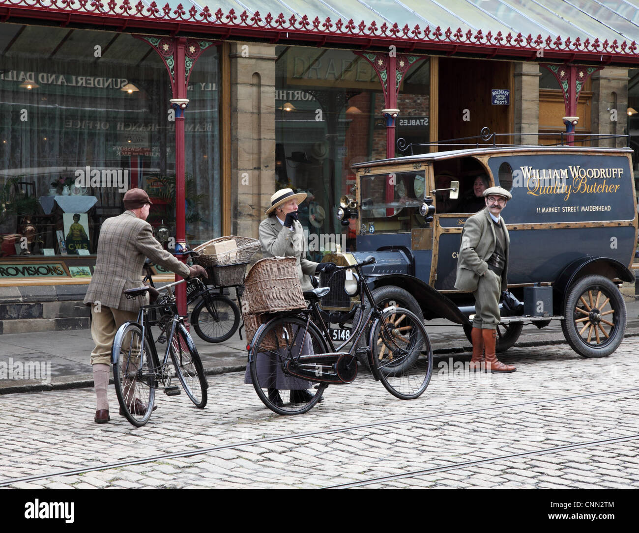 Veterano dei ciclisti e vecchi camion di consegna a nord dell Inghilterra Open Air Museum Beamish NE England Regno Unito Foto Stock