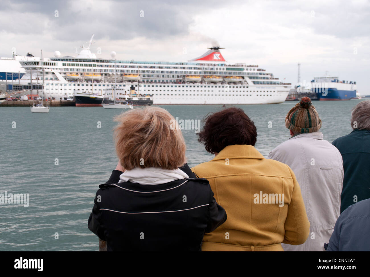 08. 04. 2012 Folla guarda il Balmoral nave da crociera con partenza Southampton Ocean Terminal sul suo Titanic memorial cruise Foto Stock