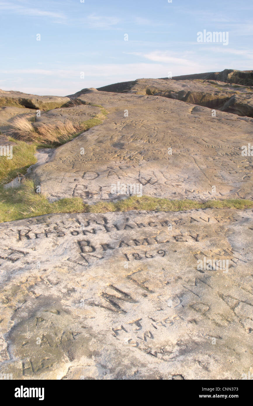 Victorian graffiti su gritstone, al di sopra di latte di mucca e di rocce di vitello, Ilkley Moor Rombalds Moor, West Yorkshire, Inghilterra, settembre Foto Stock