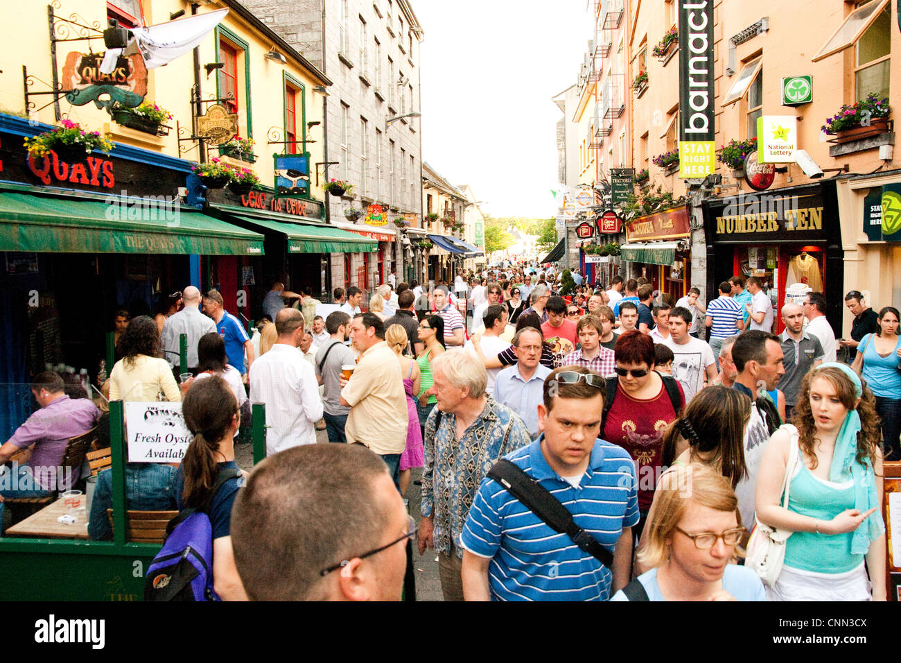 People Shopping on shop street, Galway Irlanda Foto Stock