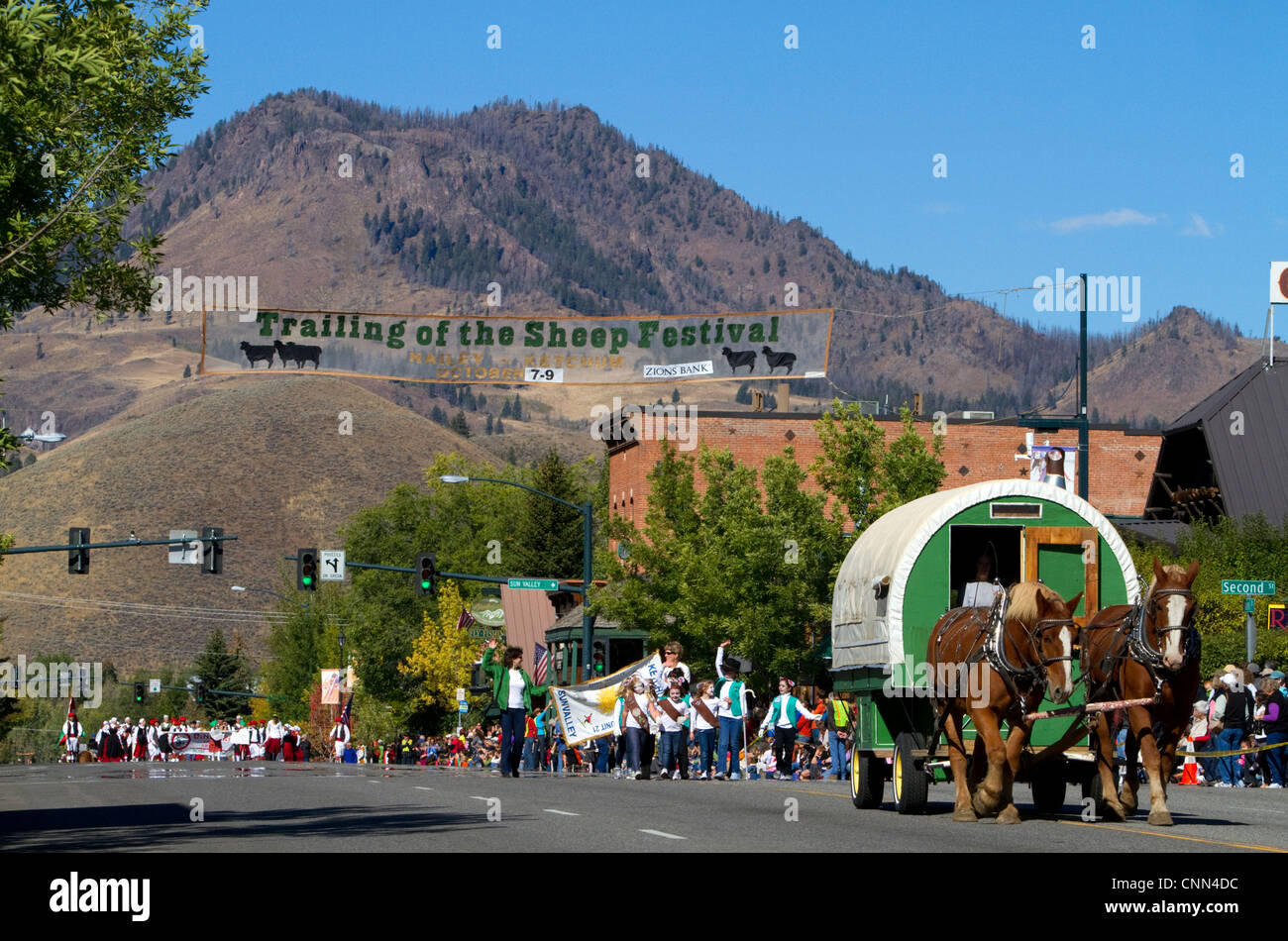 Storico di carri di pecora in il margine inferiore della pecora sfilata sulla strada principale di Ketchum, Idaho, Stati Uniti d'America. Foto Stock