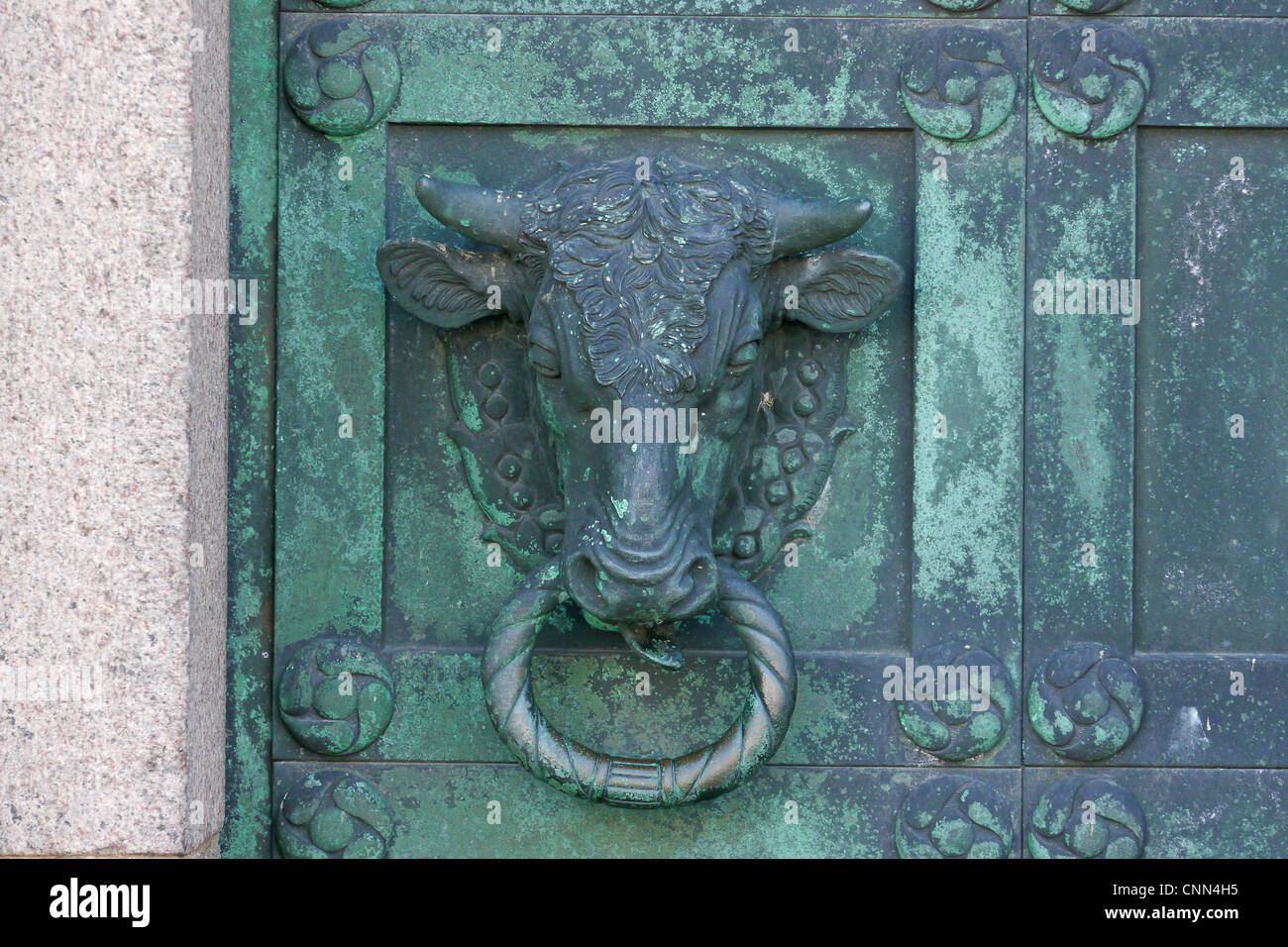 Testa di toro dettaglio in bronzo della Porta della cattedrale storica città Nostra Signora Maria Cattedrale Vor Frue Maria Domkirke Ribe dello Jutland in Danimarca può Foto Stock