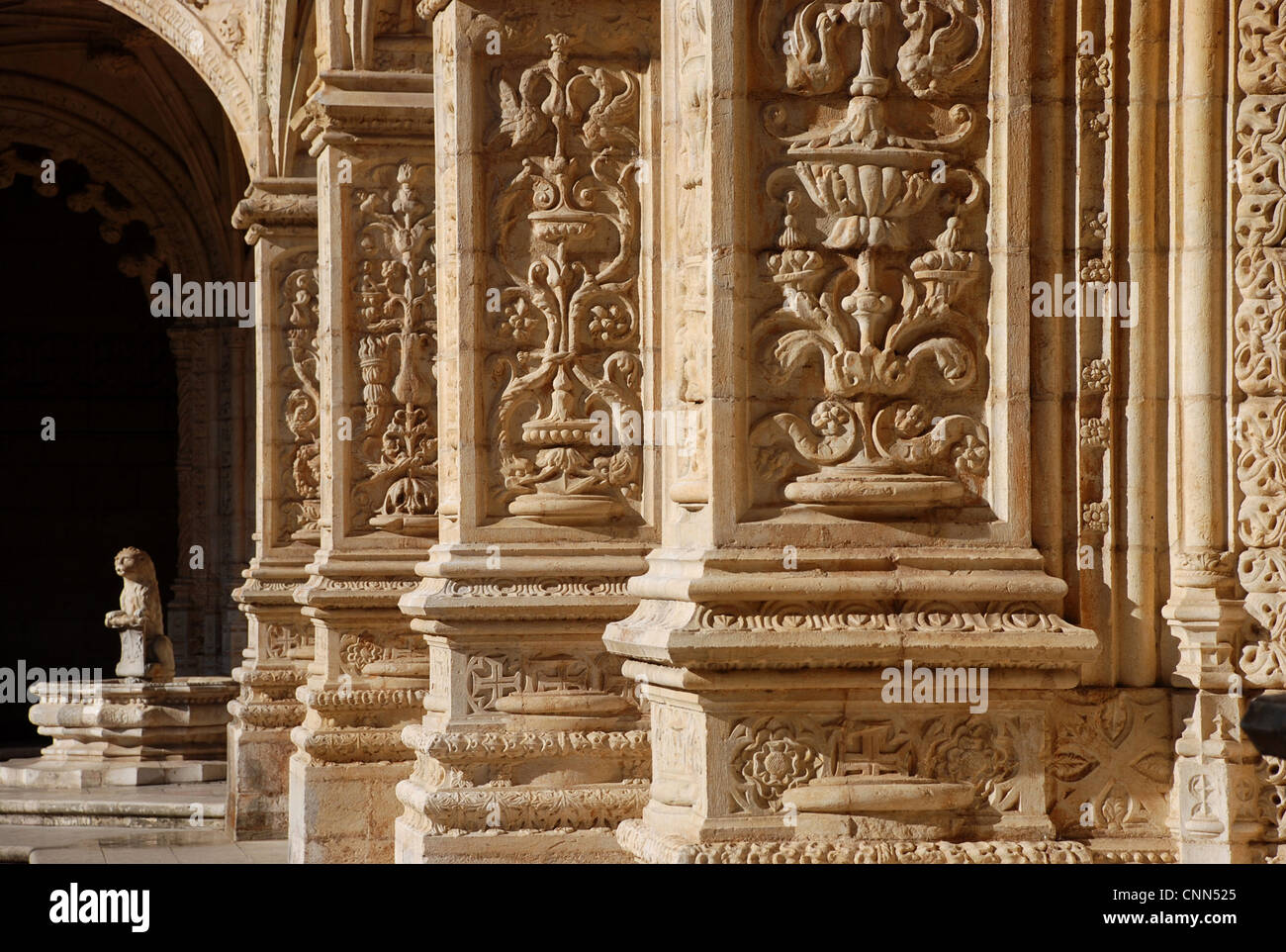 Lavori in pietra scolpita chiostri fontana tardo-gotico del monastero monastero Hieronymites Mosteiro dos Jeronimos Belem Lisbona Portogallo Foto Stock Lavori in pietra scolpita chiostri fontana tardo-gotico del monastero monastero Hieronymites Mosteiro dos Jeronimos Belem Lisbona Portogallo Foto Stock