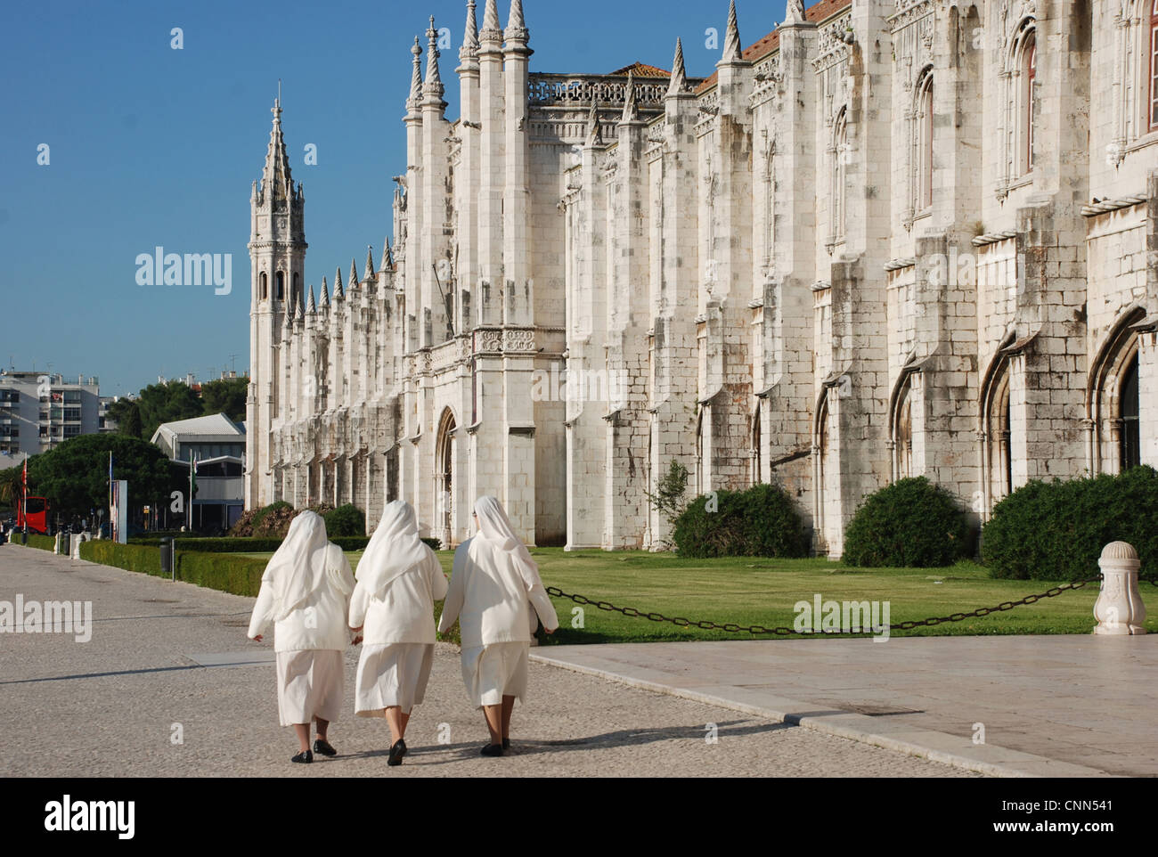 Tre monache a piedi al di fuori del tardo-gotico del monastero monastero Hieronymites Mosteiro dos Jeronimos Belem Lisbona Portogallo novembre Foto Stock