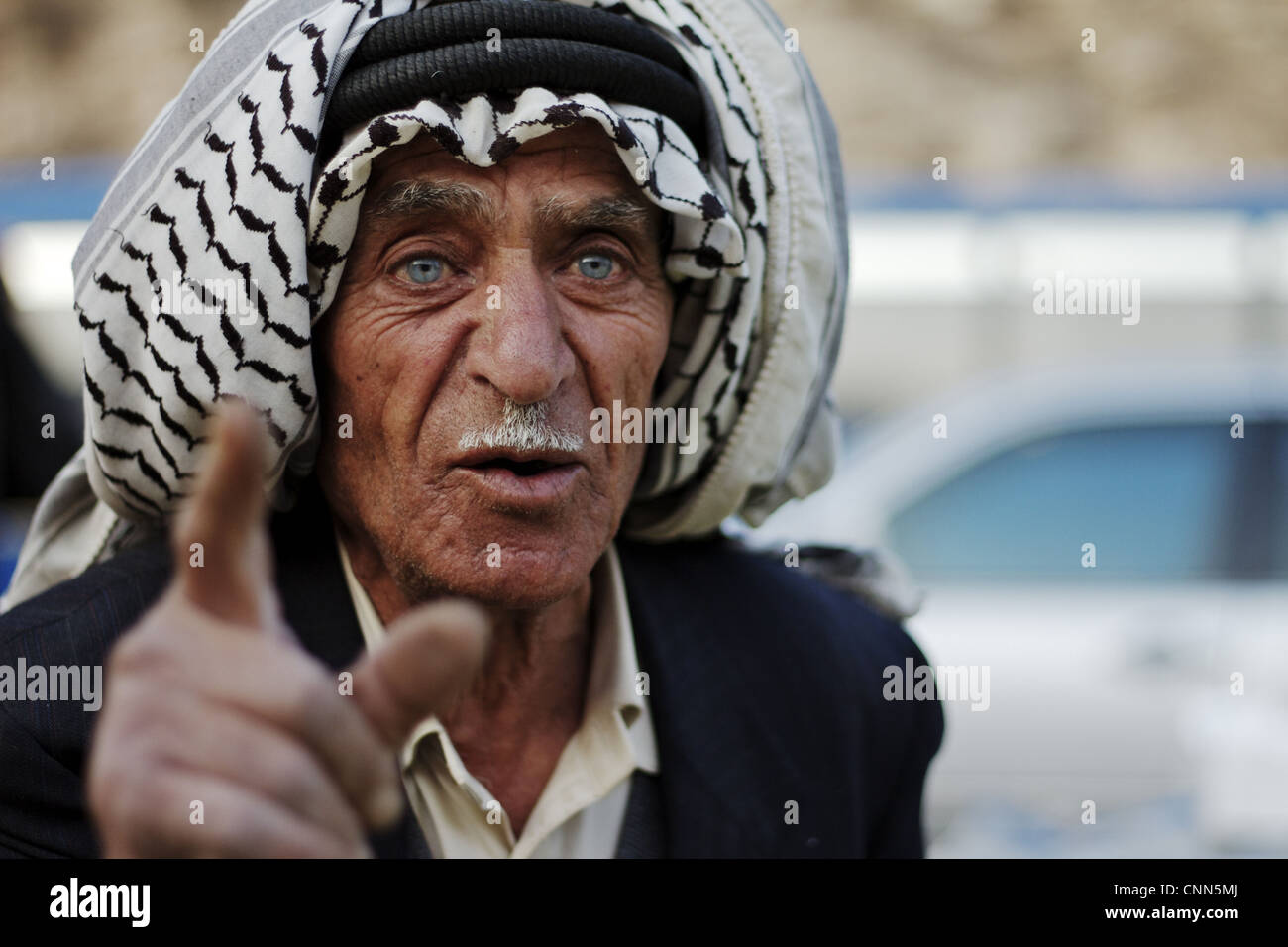 Fornitore del mercato, uomo che parla, close-up di testa, Amman, Giordania, novembre Foto Stock