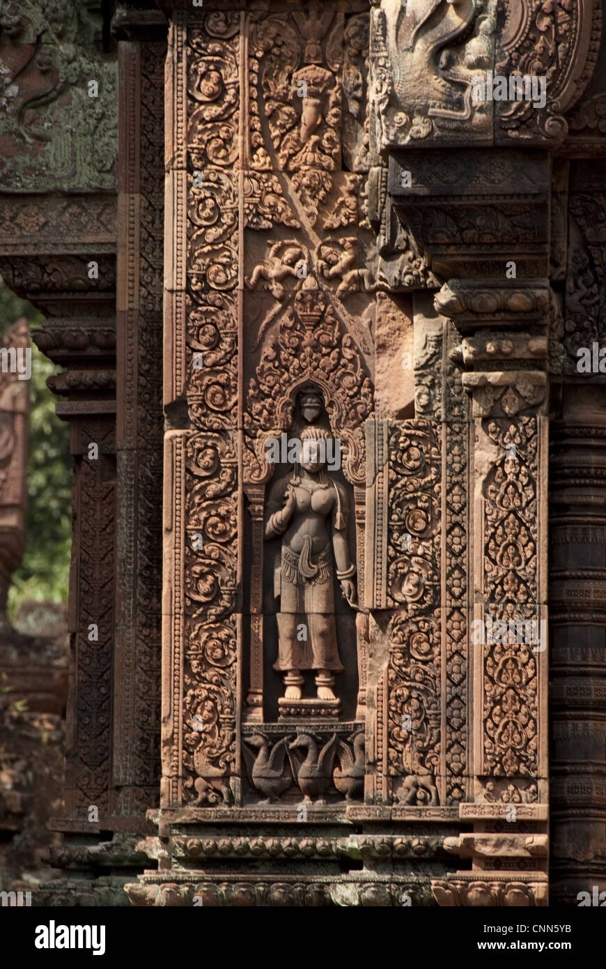 Il bassorilievo di Devata (divinità femminile) in Khmer tempio indù, Banteay Srei, Angkor, riep Siem, Cambogia Foto Stock
