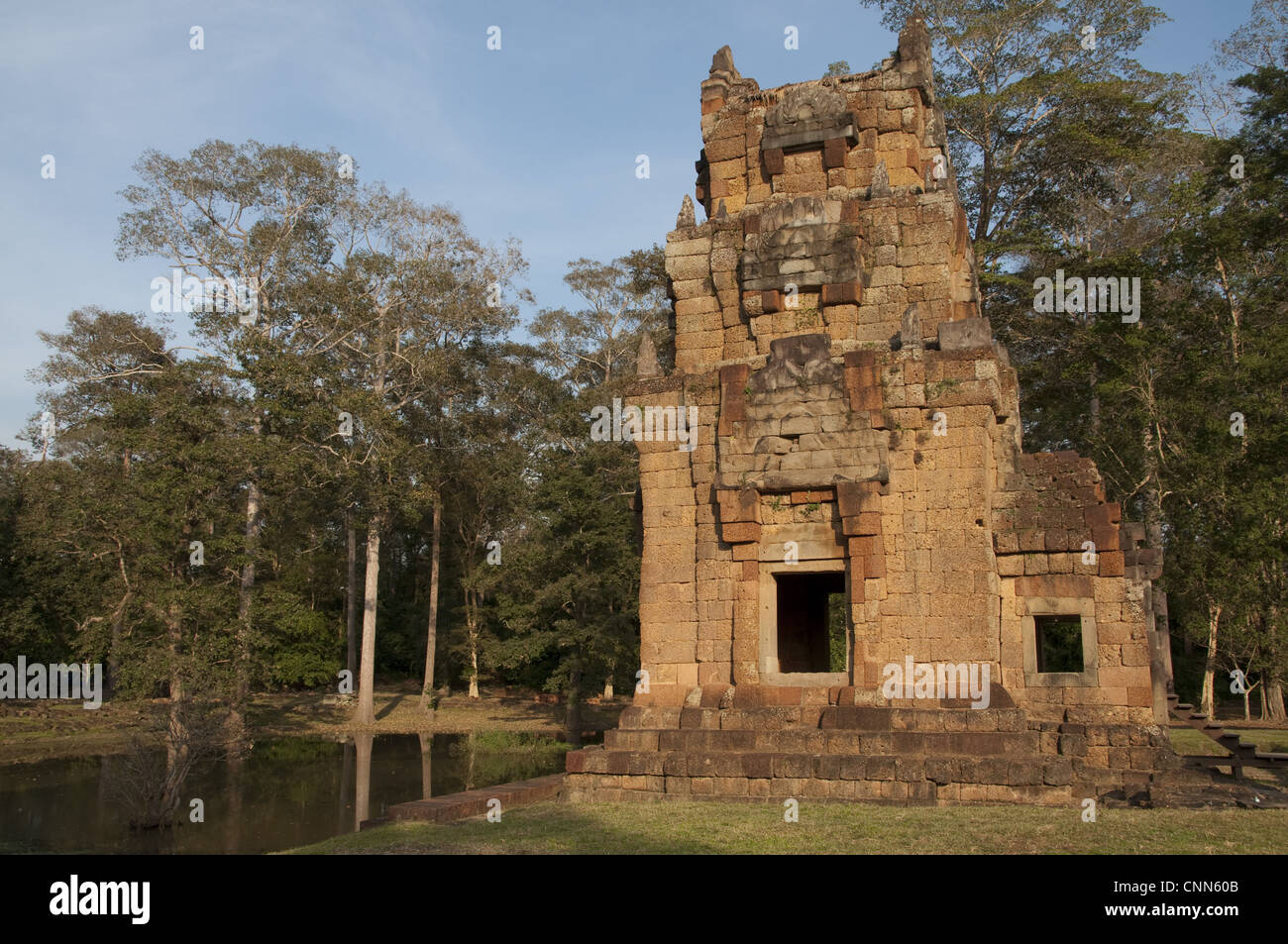 Vista del tempio Khmer torre accanto al laghetto, Prasat Suor Prat Tower, complesso di Angkor Thom, riep Siem, Cambogia Foto Stock