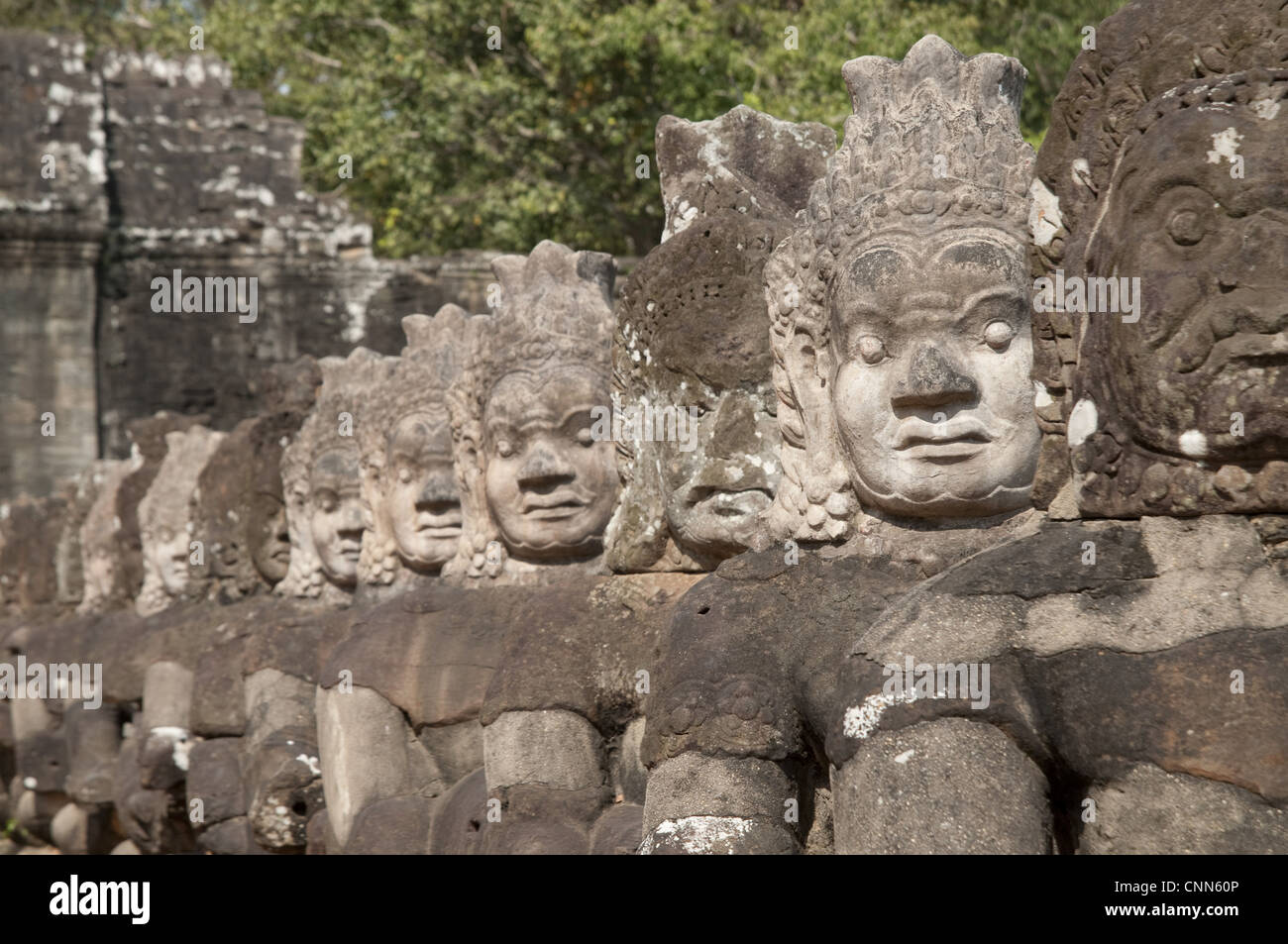 Sculture di Asuras (demoniaco mostri) al cancello torre di tempio Khmer, South Gate, Angkor Thom, riep Siem, Cambogia Foto Stock