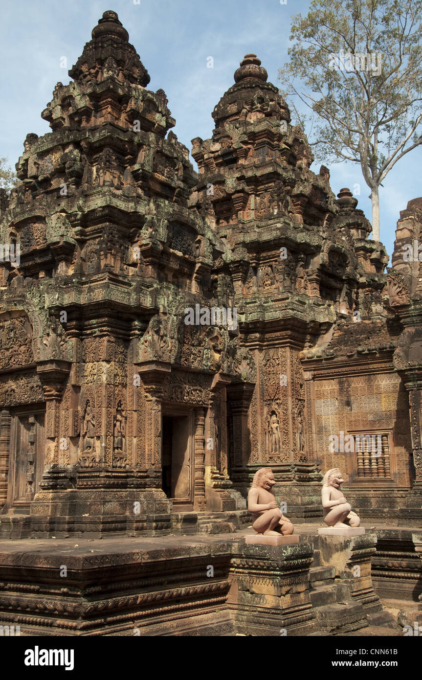 Divinità custode sculture in Khmer tempio indù, Banteay Srei, Angkor, riep Siem, Cambogia Foto Stock