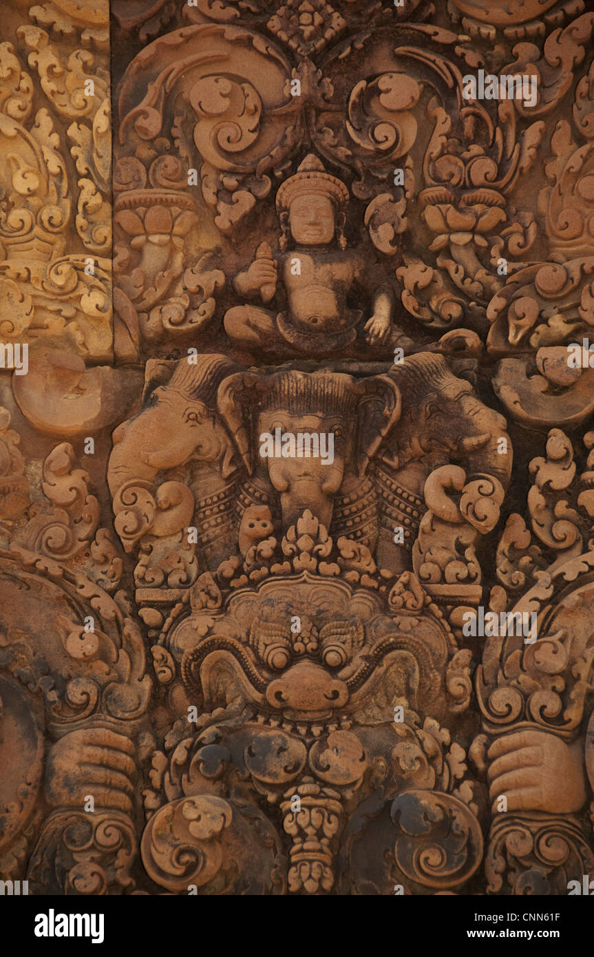 Il bassorilievo della divinità in Khmer tempio indù, Banteay Srei, Angkor, riep Siem, Cambogia Foto Stock