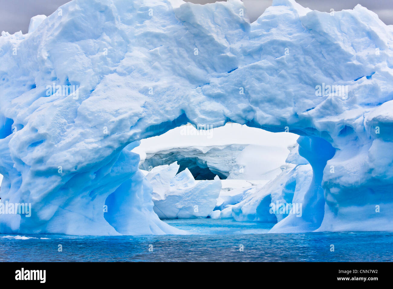 Grandi iceberg artico con una cavità interna Foto Stock