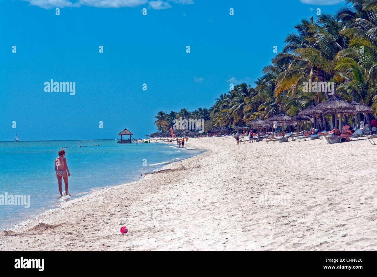 La spiaggia di fronte a La Pirogue Hotel, a Wolmar, appena a sud di Flic en Flac sulla costa occidentale di Mauritius Foto Stock