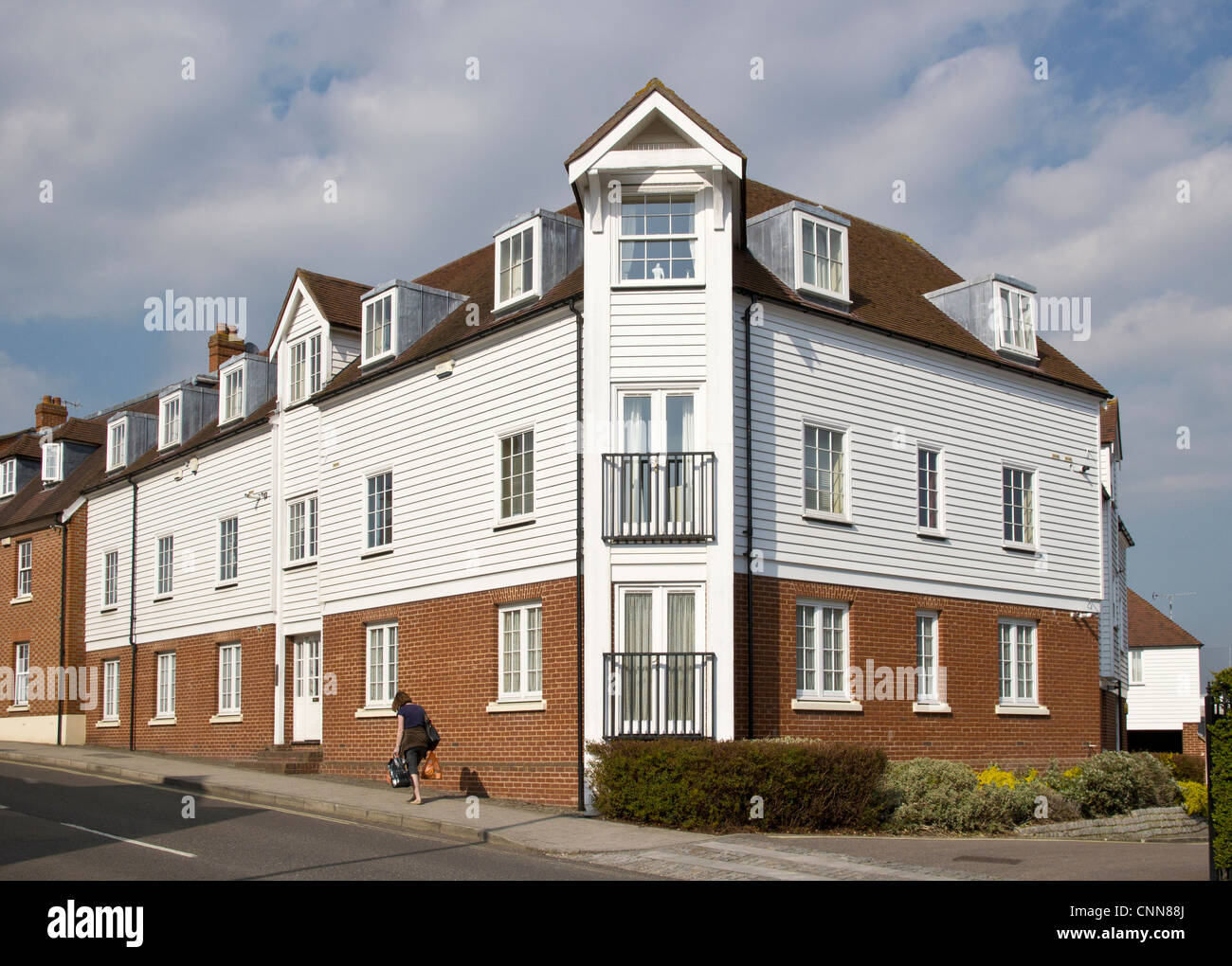 Moderno e bianco edificio Weatherboard sviluppo appartamenti appartamenti Canterbury Kent England Regno Unito Foto Stock