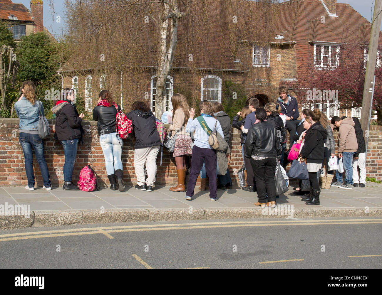 Gli studenti della scuola Tour di viaggio Canterbury Kent REGNO UNITO Foto Stock