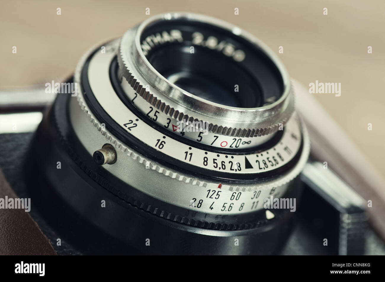 La lente di messa a fuoco e controlli di esposizione di un semplice classic 35mm fotocamera a pellicola. Foto Stock