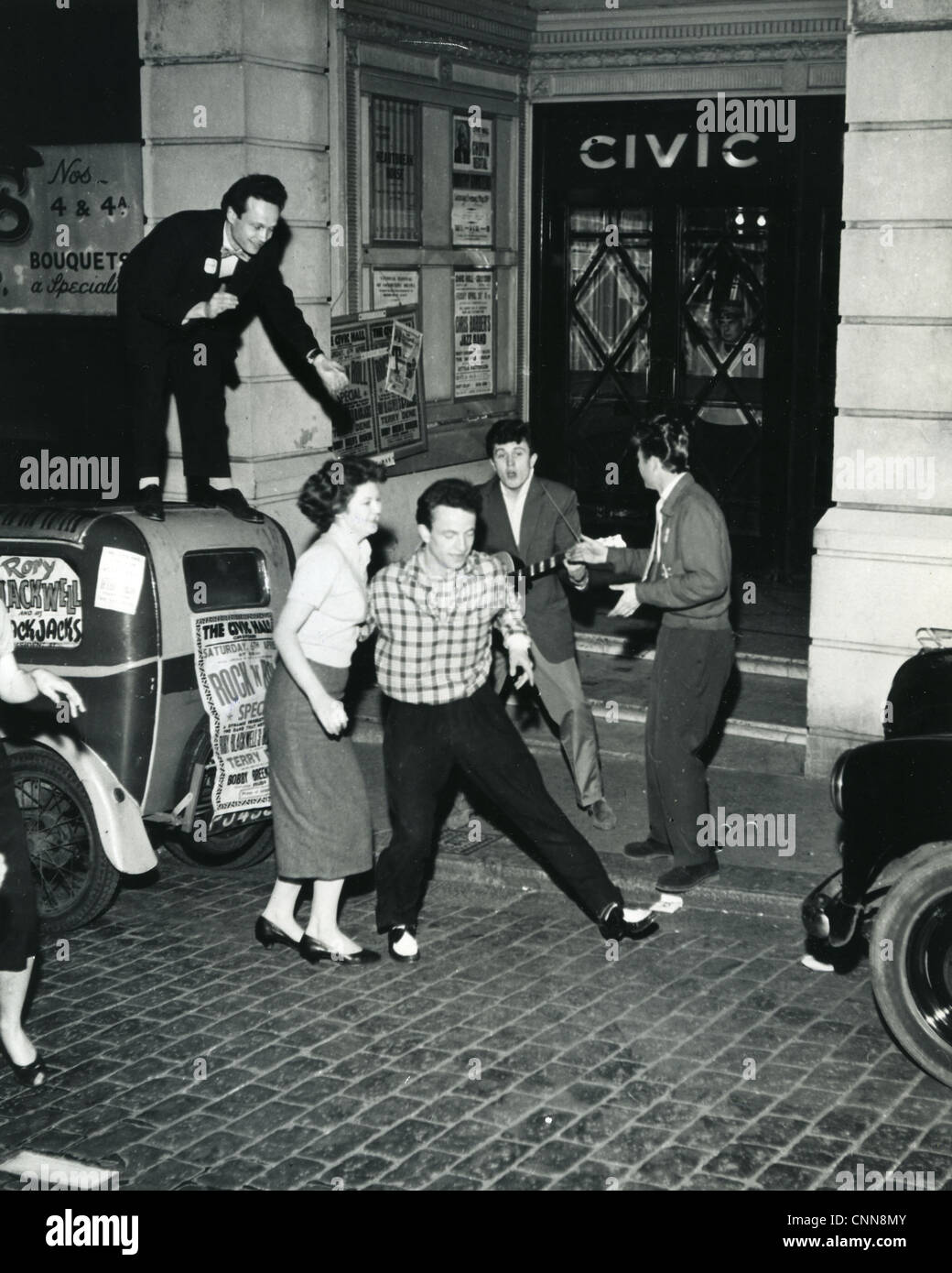 TERRY DENE UK pop musicista con ventole al di fuori della sala civica, Croydon, circa 1958 Foto Stock