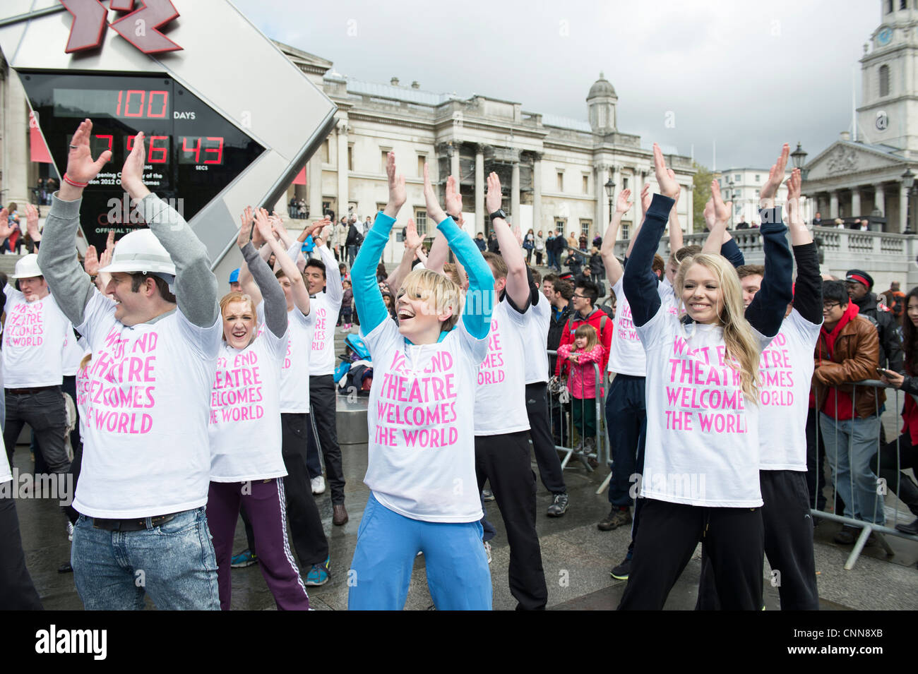 Danzatori dal West End di Londra mostra eseguire in Trafalgar Square sulla 100 giorno il conto alla rovescia per il 2012 Olimpiadi di Londra. Foto Stock