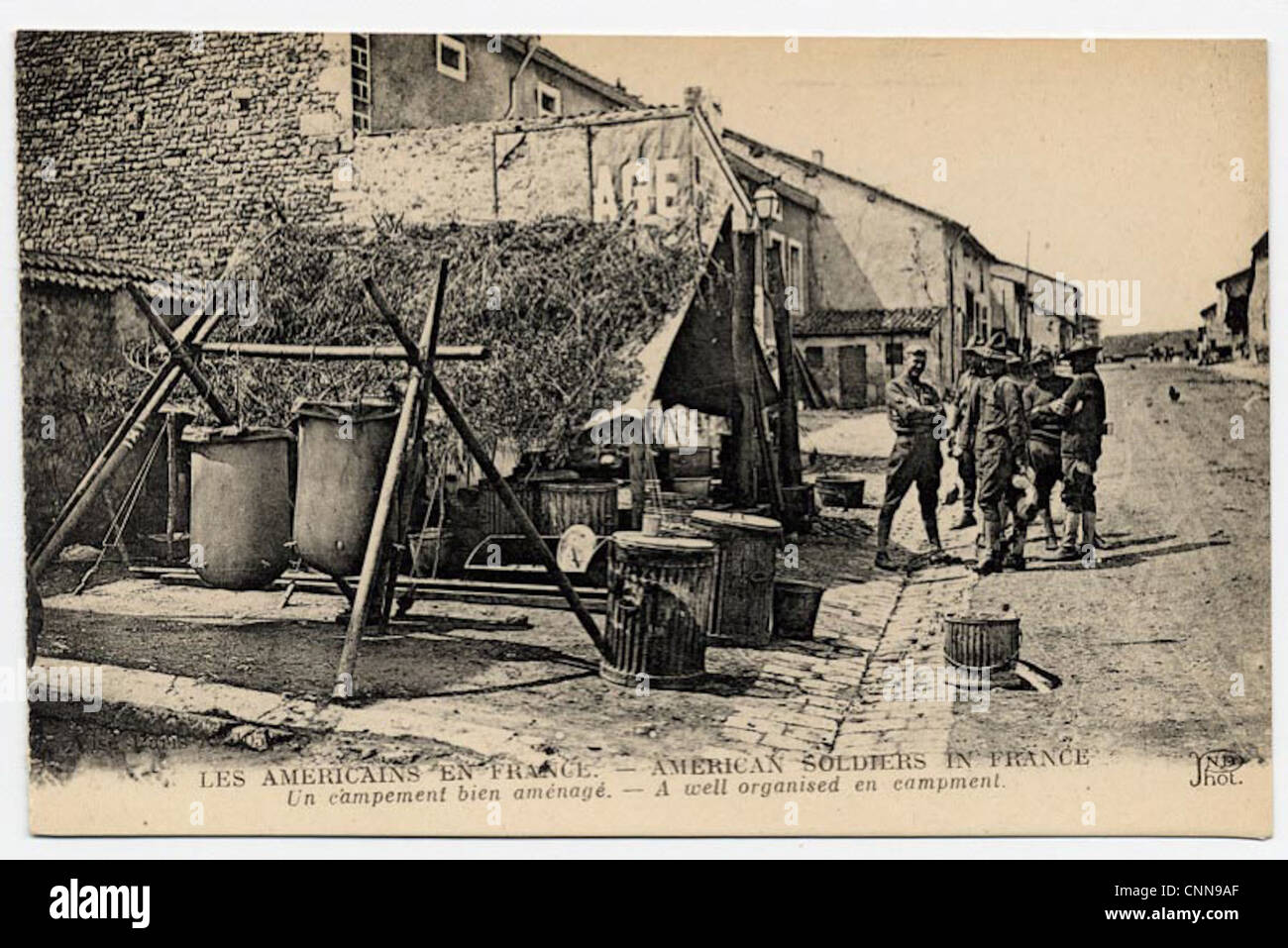 Fotografie d'archivio e cartoline della prima guerra mondiale dal 1915 al 1917, raffiguranti la guerra di trincea e il Royal Flying Corps in azione durante il conflitto. Foto Stock
