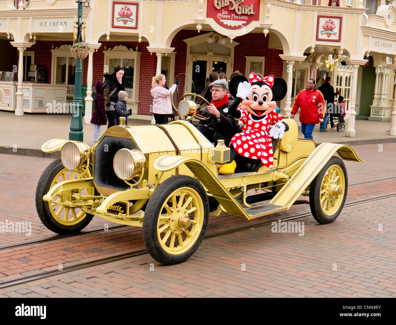Minnie mouse è azionato verso il basso sulla strada principale in un'auto d'epoca a Disneyland Parigi Foto Stock
