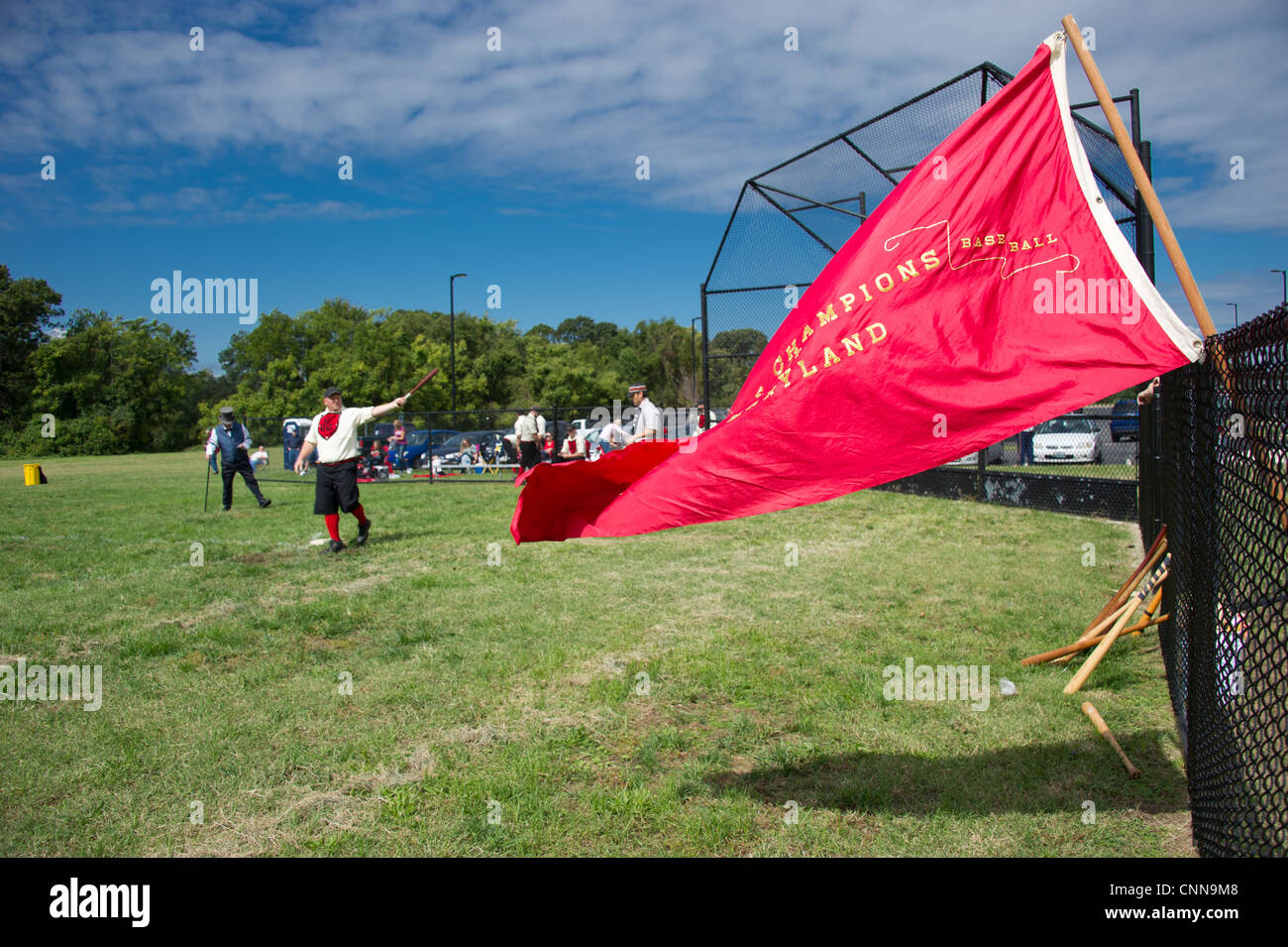 Banner sventolando nella brezza con vintage baseball gioco e reenactors in background Foto Stock