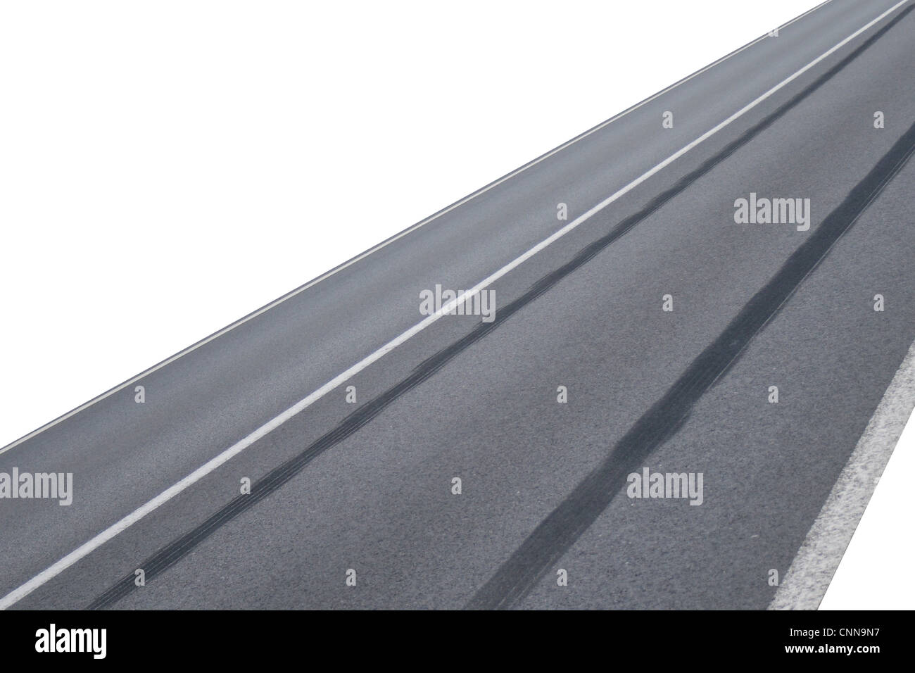Pneumatico in gomma tracce su una strada di catrame, isolata su whote Foto Stock