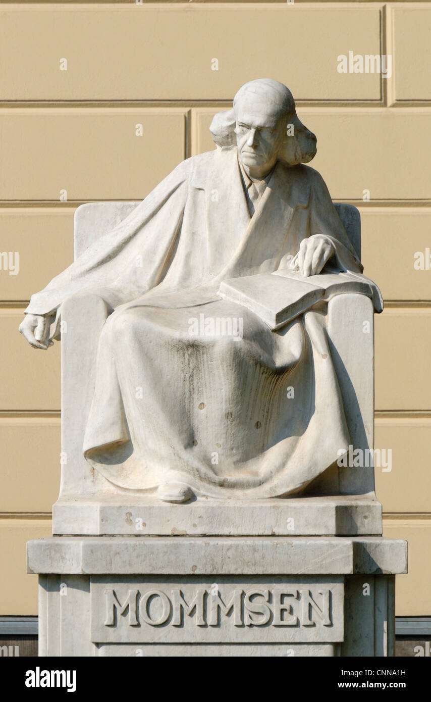 Berlino, Germania. Humboldt Universitat / Università. Statua: Christian Matthias Theodor Mommsen (studioso / classicista;1817-1903) Foto Stock