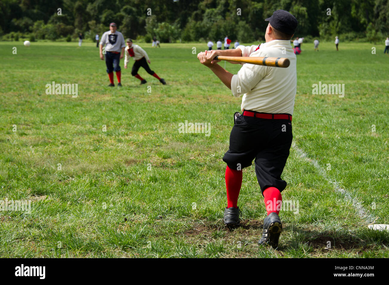 Pastella di colpire la sfera e arbitro vestito in uniforme vintage vintage a giocare a baseball Foto Stock