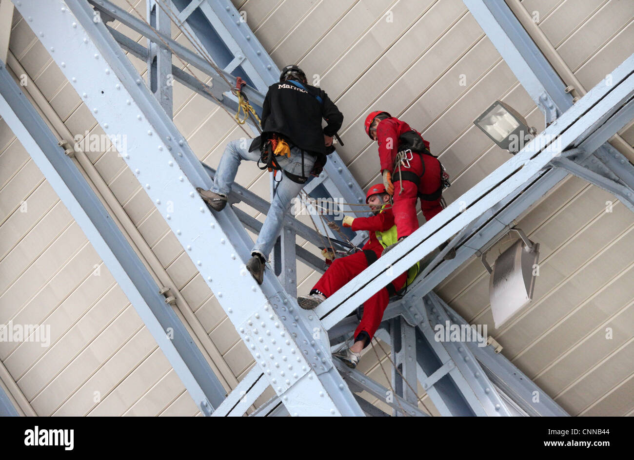 Operai nel tetto a Saint Pancras Station di Londra Foto Stock